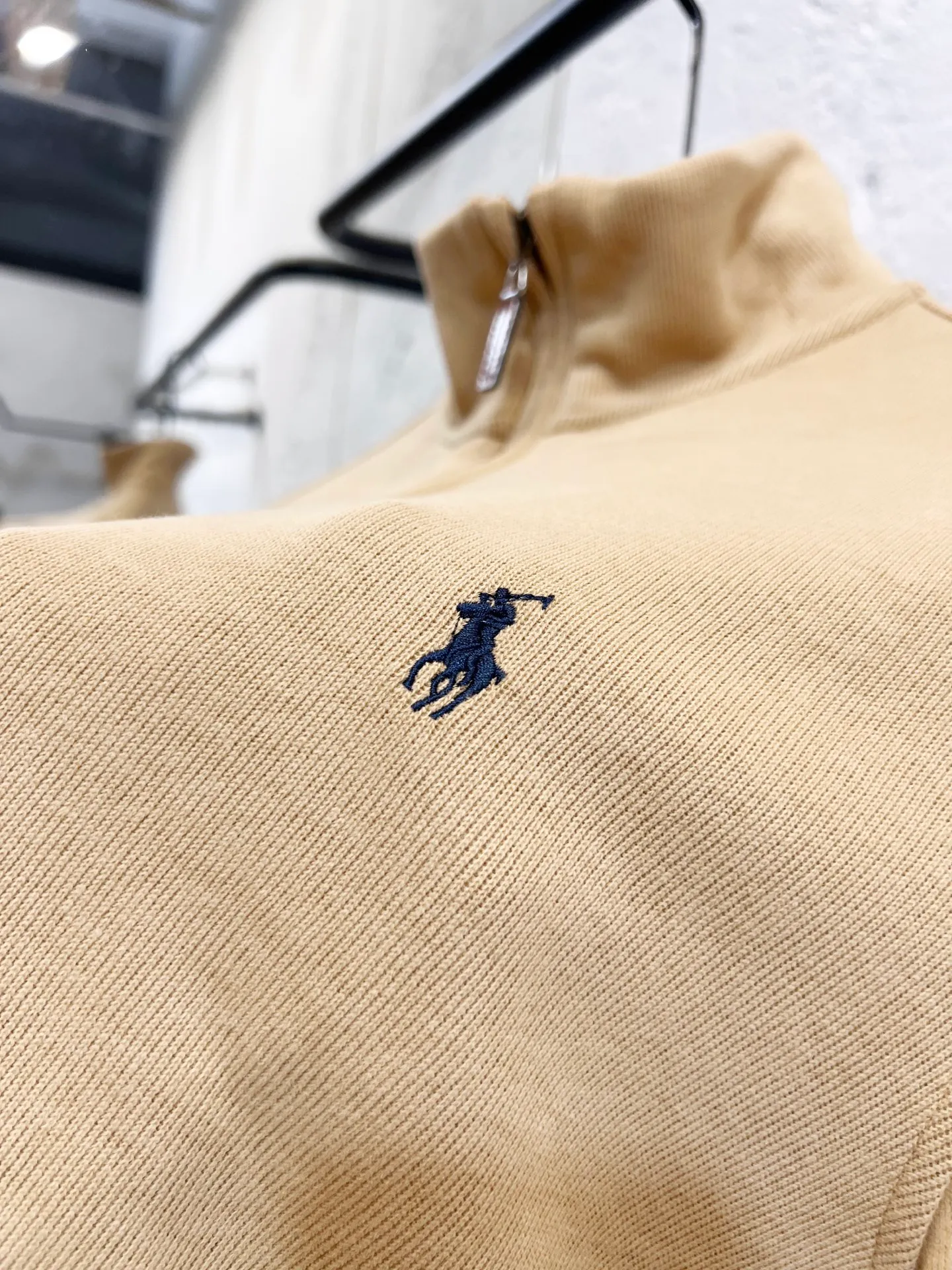 P196 Style number: T69 2235# Actual pictures! ! Ralph Lauren Minnie fabric long-sleeved half-zip sweatshirt. Color: black, oatmeal gray, camel, dark gray, light gray, navy blue, milk white. A total of 7 colors. Size: M-100-120 catties L-120-140 catties XL-140-160 catties 2XL-160-180 catties
